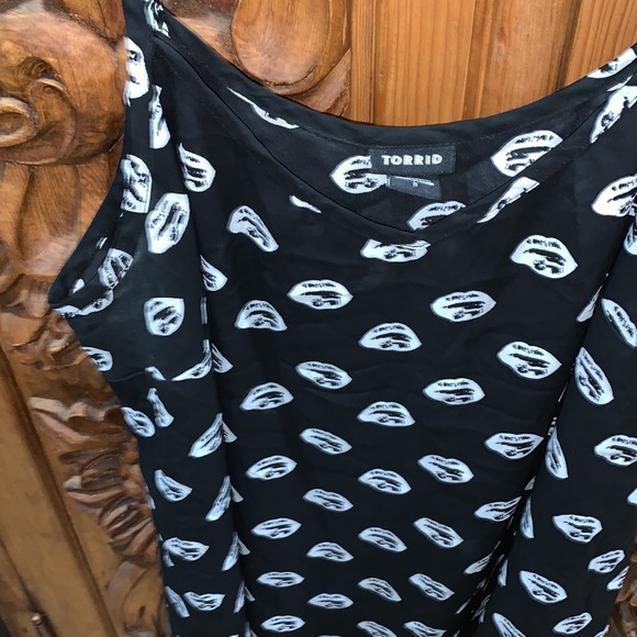 EUC Torrid size 1 black white lip print tank top - Picture 2 of 7